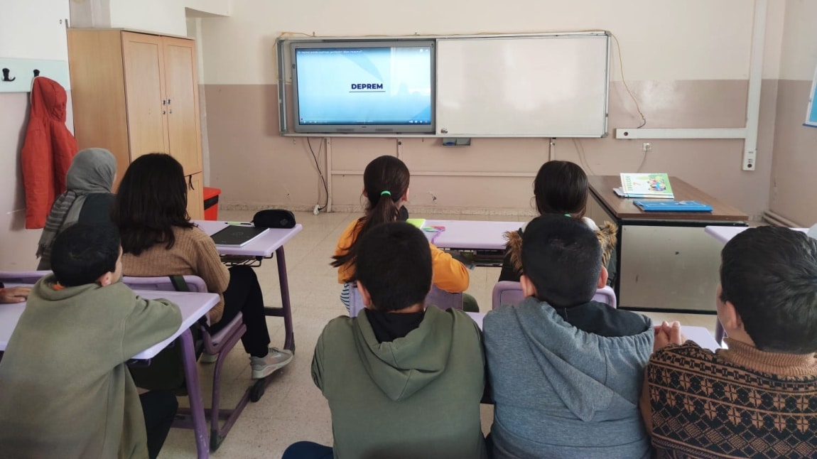 Deprem ve yangın tatbikatlarını öğrencilerimizle gerçekleştirdik.